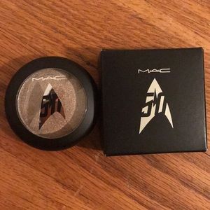MAC limited edition pressed pigment